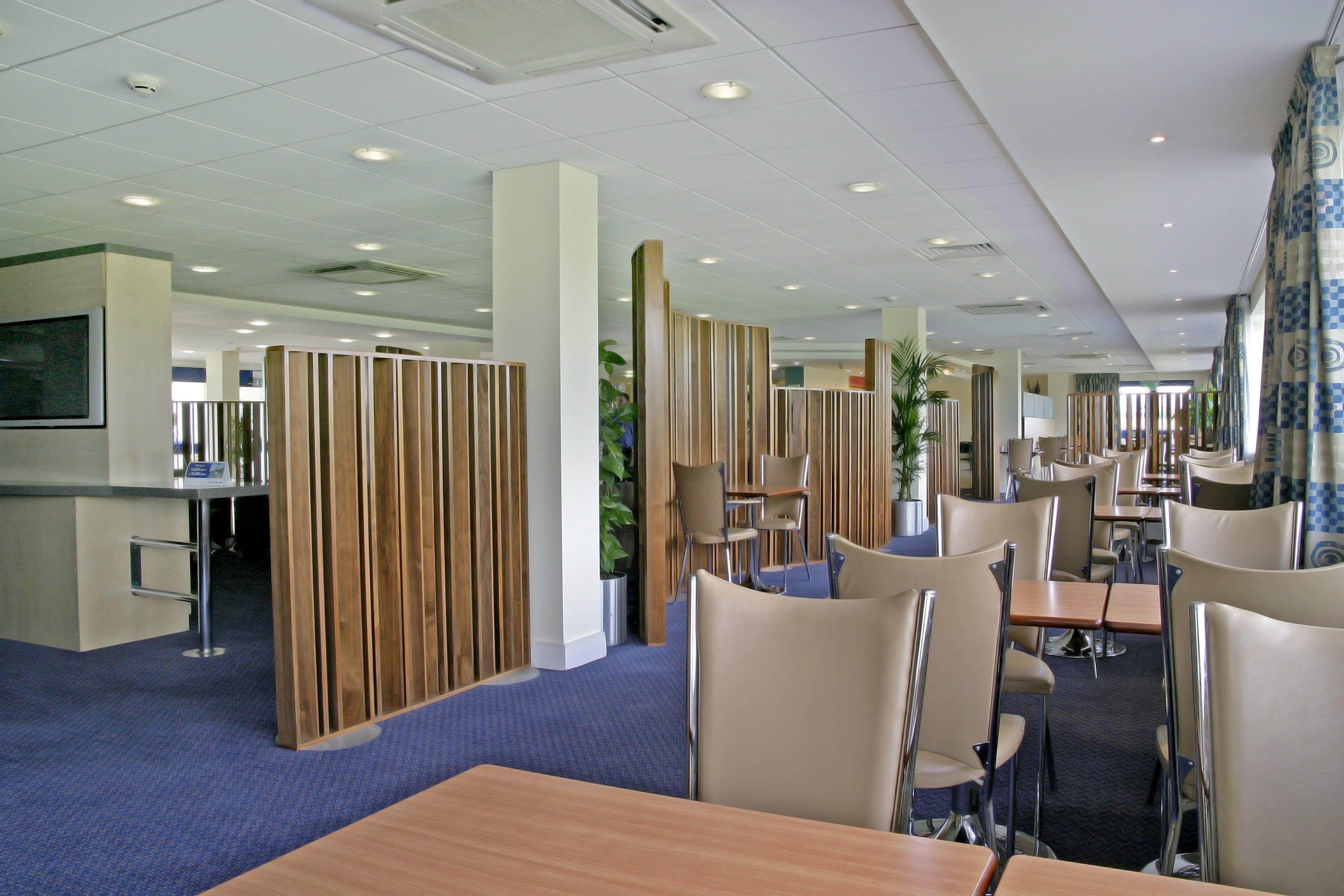 Holiday Inn Express Cardiff Airport, An Ihg Hotel Bagian luar foto